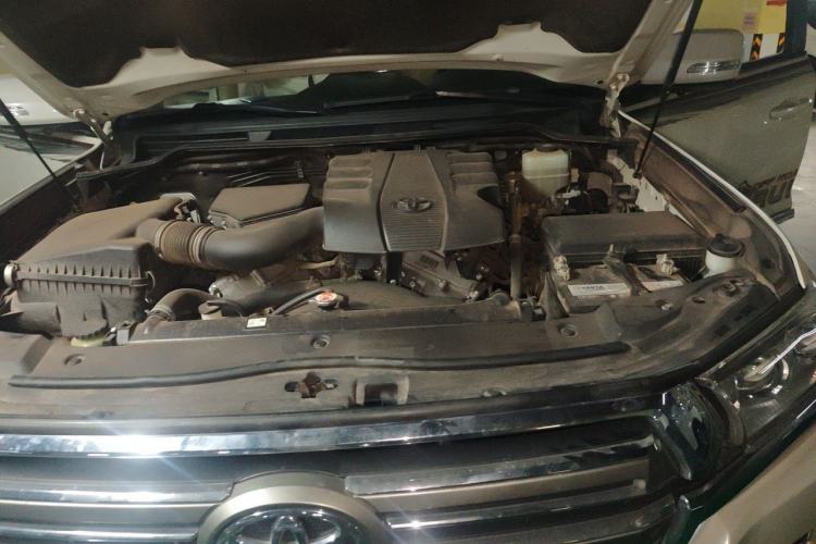 Used Toyota Land Cruiser  Engine Bay