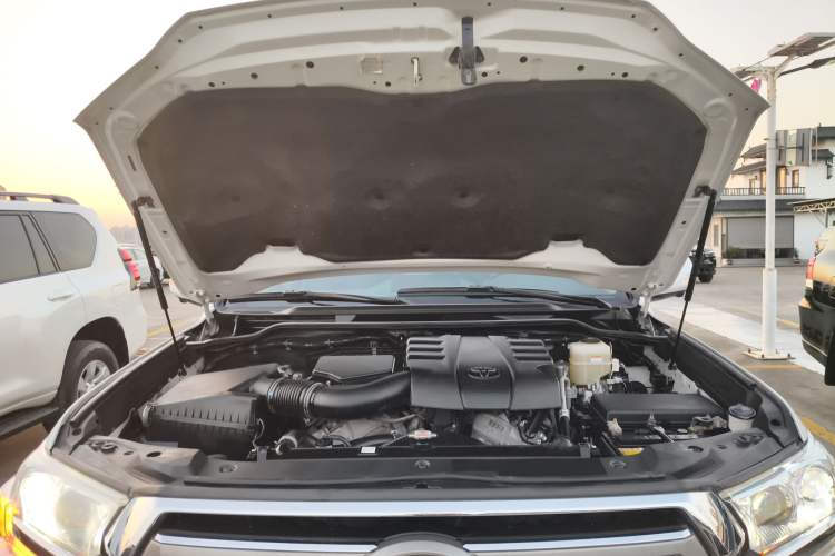 Used Toyota Land Cruiser 2019 4.0L GX-R 5-Seater Parallel Import Engine Bay