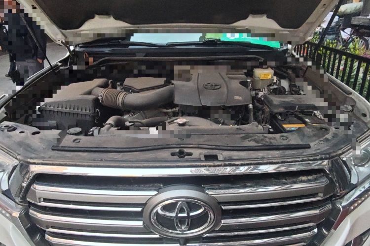 Used Toyota Land Cruiser  Engine Bay