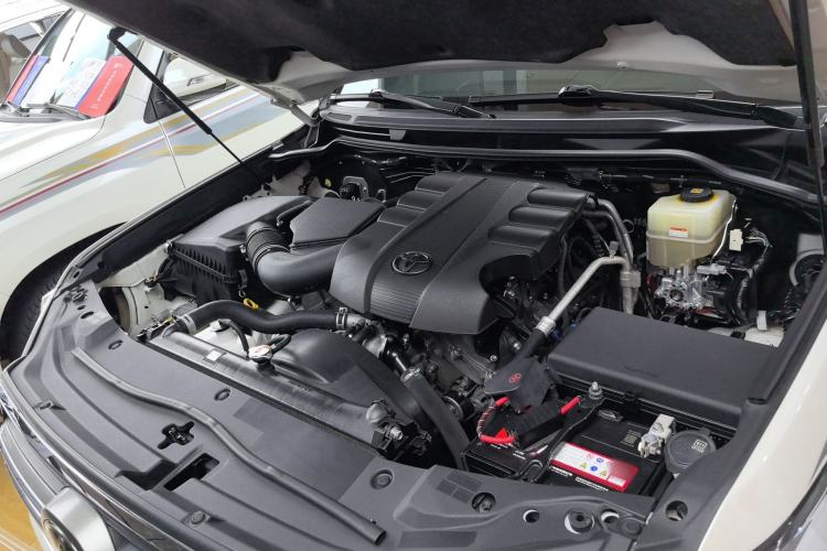 Used Toyota Land Cruiser 2019 4.0L GX-R GT 8-Cylinder Genuine Leather – Middle East Engine Bay