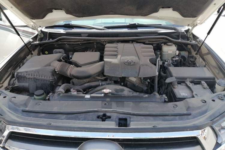 Used Toyota Land Cruiser  Engine Bay