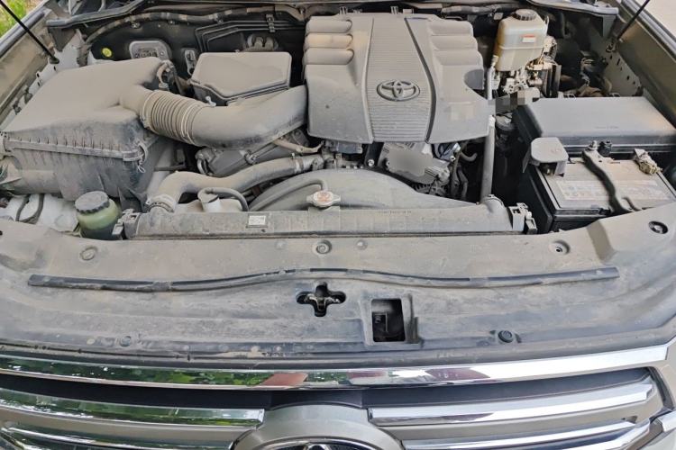 Used Toyota Land Cruiser  Engine Bay