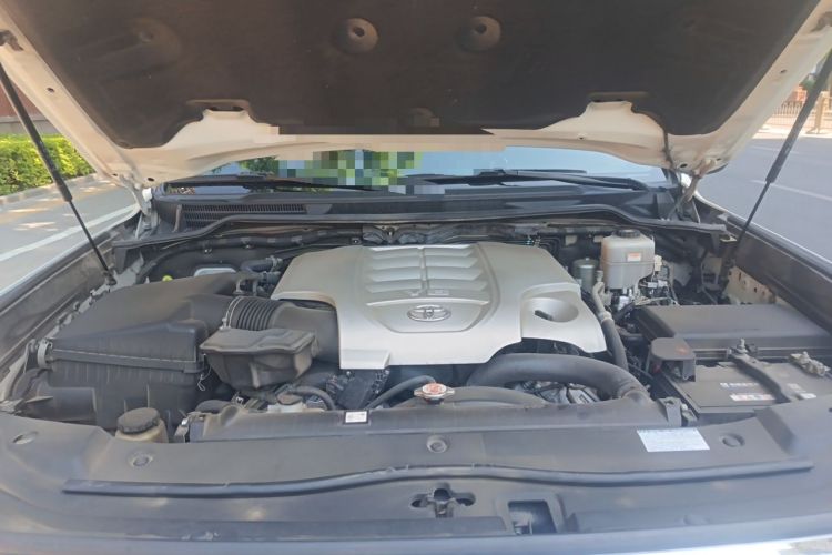 Used Toyota Land Cruiser  Engine Bay
