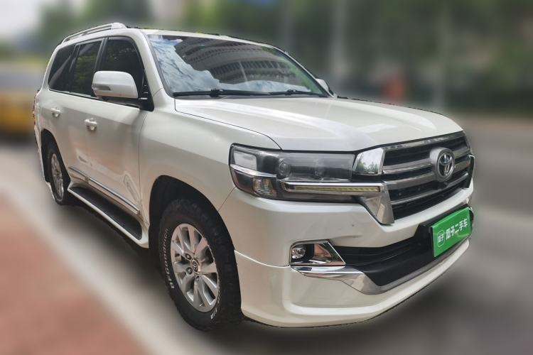 Used Toyota Land Cruiser 2019 4.0L Iron Wheels Refrigerator with Electric Base Basic Version—Middle East Front Right 45 Deg