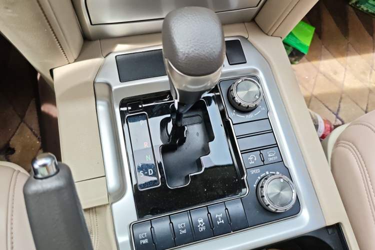 Used Toyota Land Cruiser 2019 4.0L VX-R Lowered Suspension Middle East Gear Lever