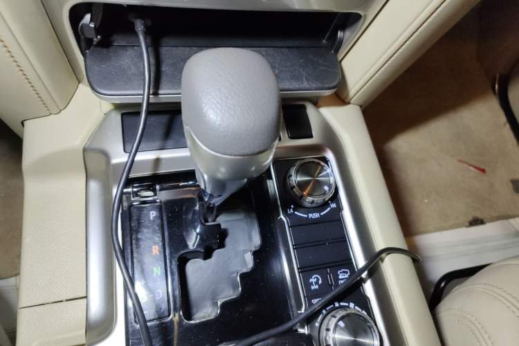 Used Toyota Land Cruiser 2019 4.0L 7-Seater Automatic Transmission Middle East Version Gear Lever