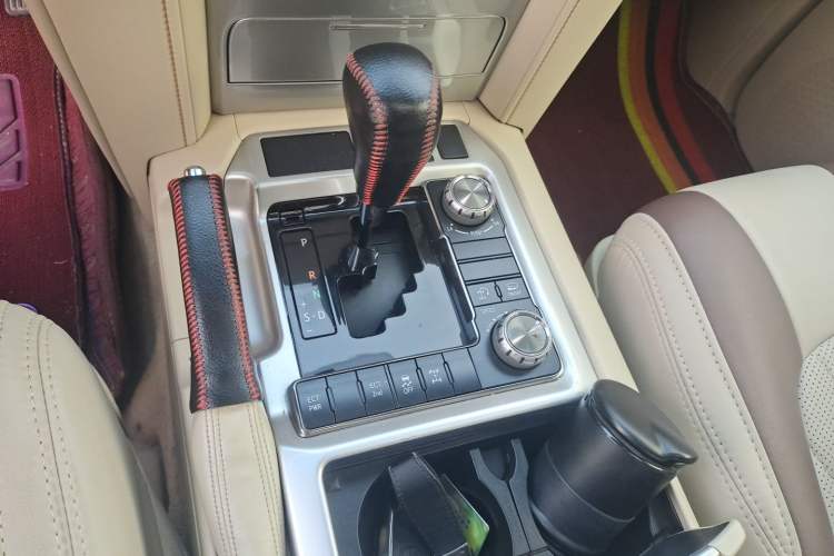 Used Toyota Land Cruiser 2019 4.0L GX-R GT Dual Fuel Sunroof Velvet Interior – Middle East Specification Gear Lever