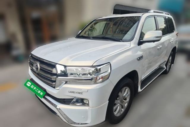 Used Toyota Land Cruiser 7-seater, no sunroof, 4.0-liter engine, two airbags, power seats, with a refrigerator