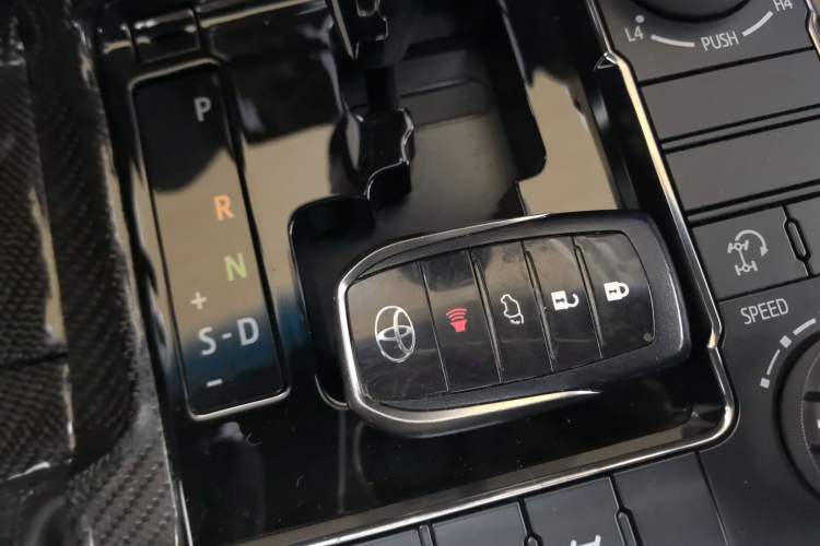 Used Toyota Land Cruiser 2019 4.0L GX-R GT 8-Cylinder Genuine Leather – Middle East Interior 1