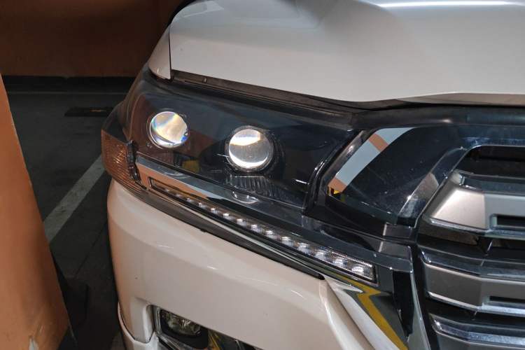 Used Toyota Land Cruiser 2019 4.0L Iron Wheels Refrigerator with Electric Base Basic Version—Middle East Right Front Headlight