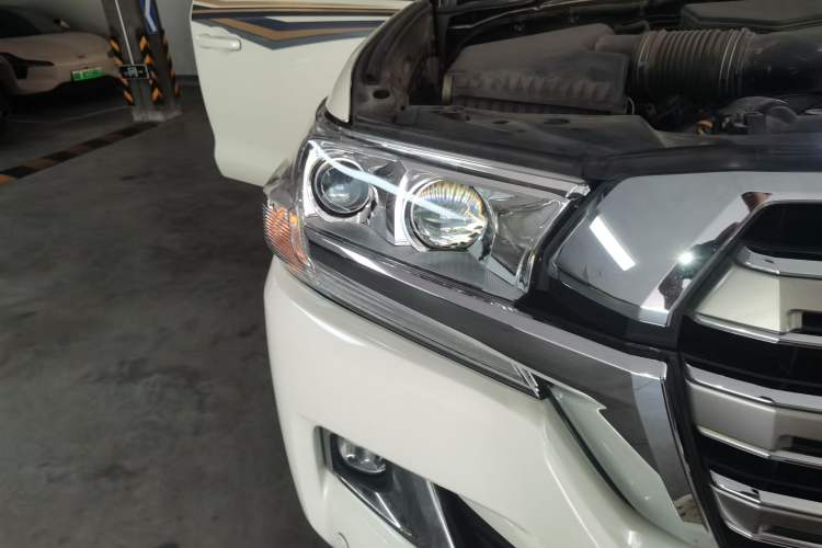 Used Toyota Land Cruiser  Right Front Headlight