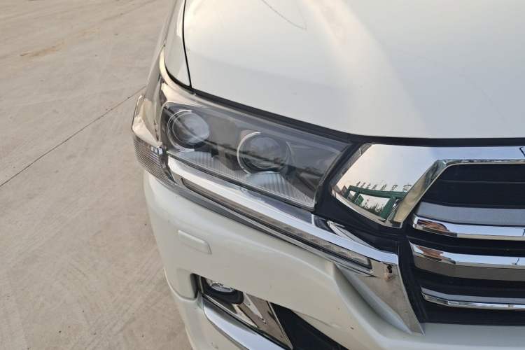 Used Toyota Land Cruiser 2019 4.0L GX-R GT Dual Fuel Sunroof Velvet Interior – Middle East Specification Right Front Headlight