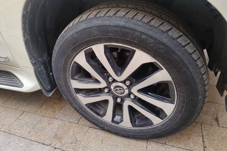 Used Toyota Land Cruiser 2019 4.0L VX-R Lowered Suspension Middle East Right Front Wheel Hub