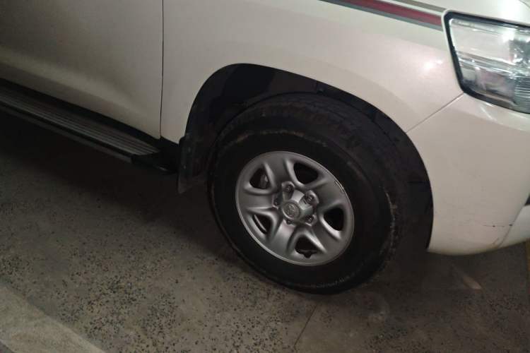 Used Toyota Land Cruiser 2019 4.0L GX-R 5-Seater Parallel Import Right Front Wheel Hub