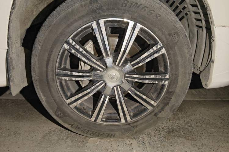 Used Toyota Land Cruiser 2019 4.0L GX-R 5-Seater Parallel Import Right Front Wheel Hub