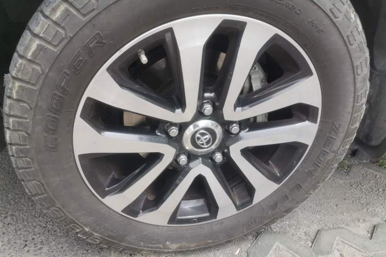 Used Toyota Land Cruiser  Right Front Wheel Hub