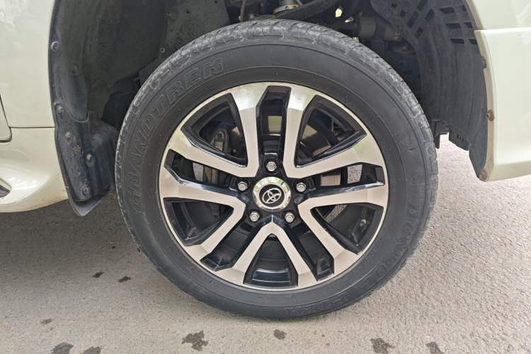 Used Toyota Land Cruiser  Right Front Wheel Hub