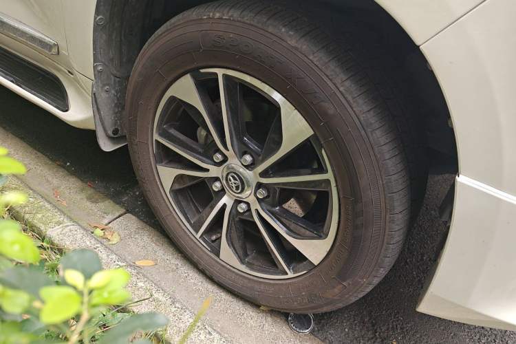 Used Toyota Land Cruiser  Right Front Wheel Hub