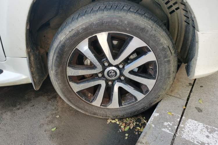 Used Toyota Land Cruiser 2019 4.0L GX-R 7 Seats Parallel Import Right Front Wheel Hub