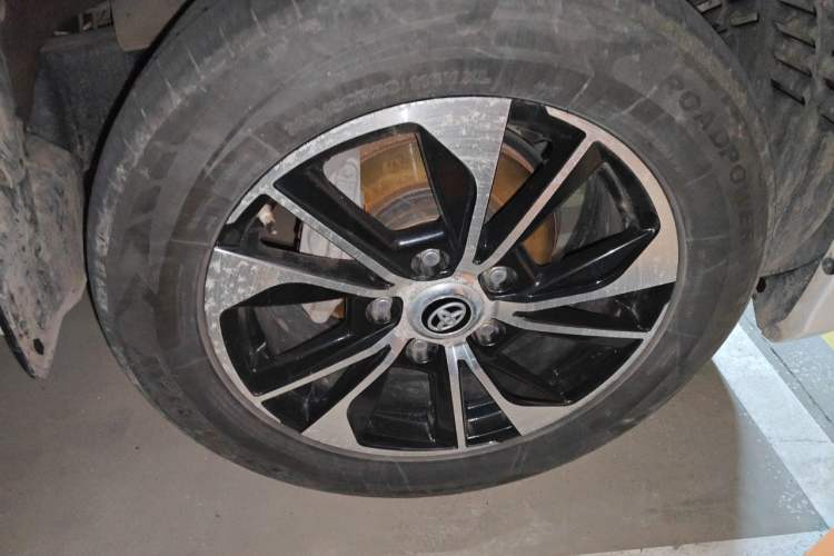 Used Toyota Land Cruiser 2019 4.0L Iron Wheels Refrigerator with Electric Base Basic Version—Middle East Right Front Wheel Hub
