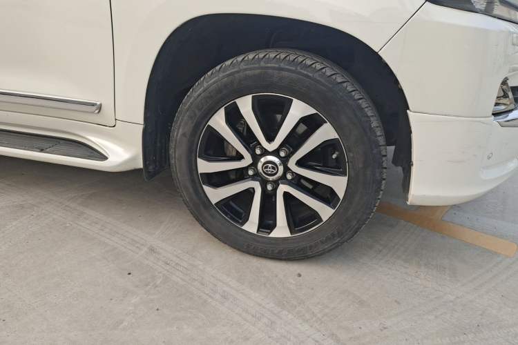 Used Toyota Land Cruiser 2019 4.0L GX-R GT Dual Fuel Sunroof Velvet Interior – Middle East Specification Right Front Wheel Hub