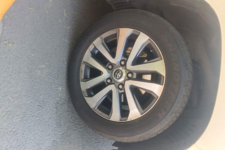 Used Toyota Land Cruiser  Right Front Wheel Hub
