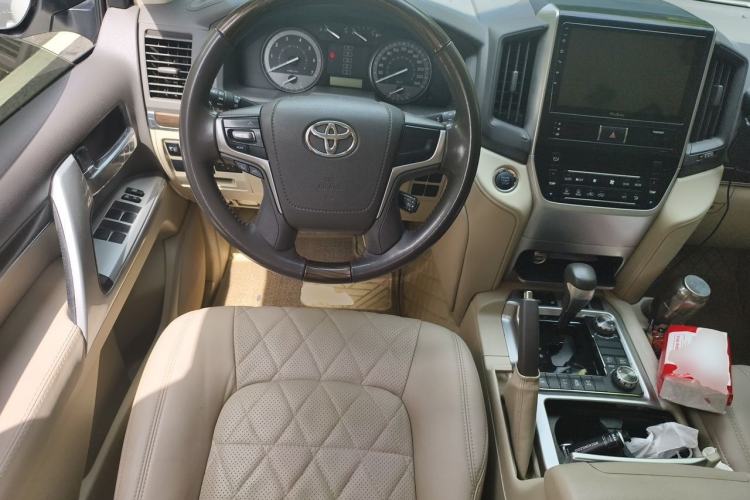 Used Toyota Land Cruiser 2019 4.0L Iron Wheels Refrigerator with Electric Base Basic Version—Middle East Steering Wheel