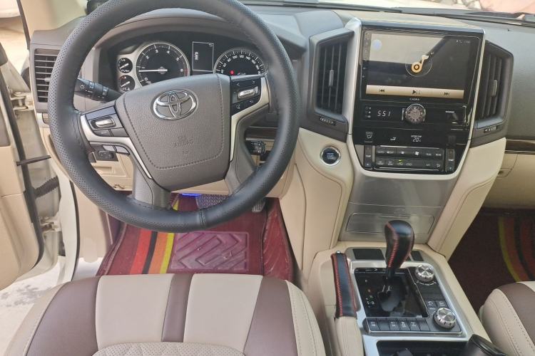 Used Toyota Land Cruiser 2019 4.0L GX-R GT Dual Fuel Sunroof Velvet Interior – Middle East Specification Steering Wheel