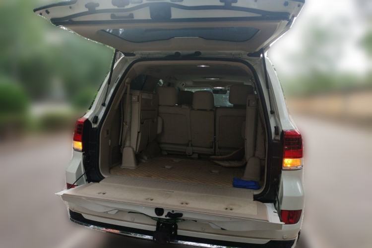 Used Toyota Land Cruiser 2019 5.7L 7-Seater Middle East Version Trunk