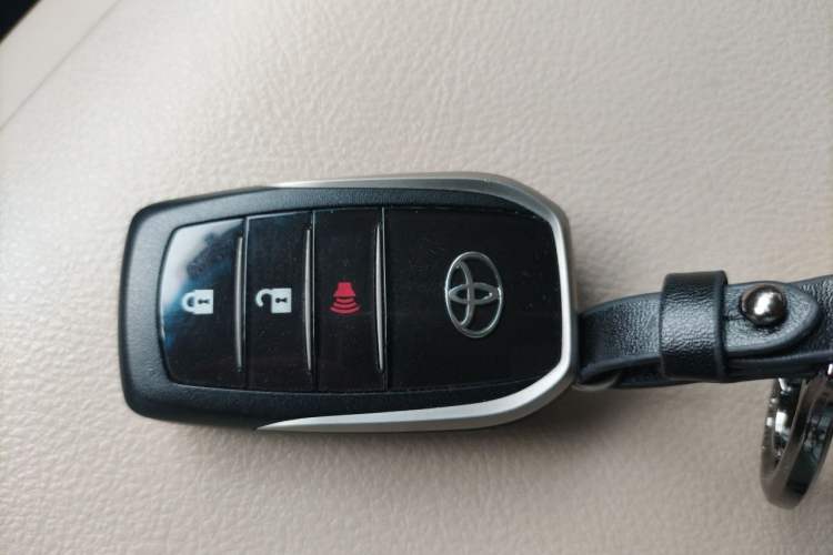 Used Toyota Land Cruiser 2019 5.7L 7-Seater Middle East Version Vehicle Key