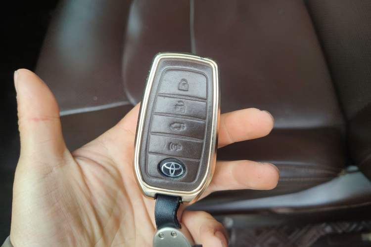 Used Toyota Land Cruiser 2019 4.0L VX-R Lowered Suspension Middle East Vehicle Key