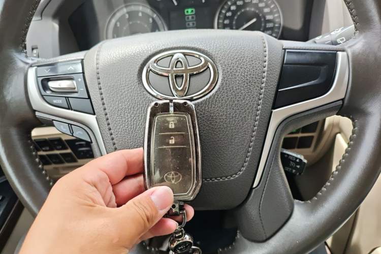 Used Toyota Land Cruiser 2019 4.0L VX-R Lowered Suspension Middle East Vehicle Key