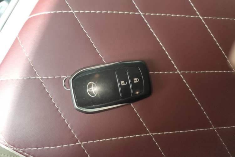 Used Toyota Land Cruiser 2019 4.0L 7-Seater Automatic Transmission Middle East Version Vehicle Key
