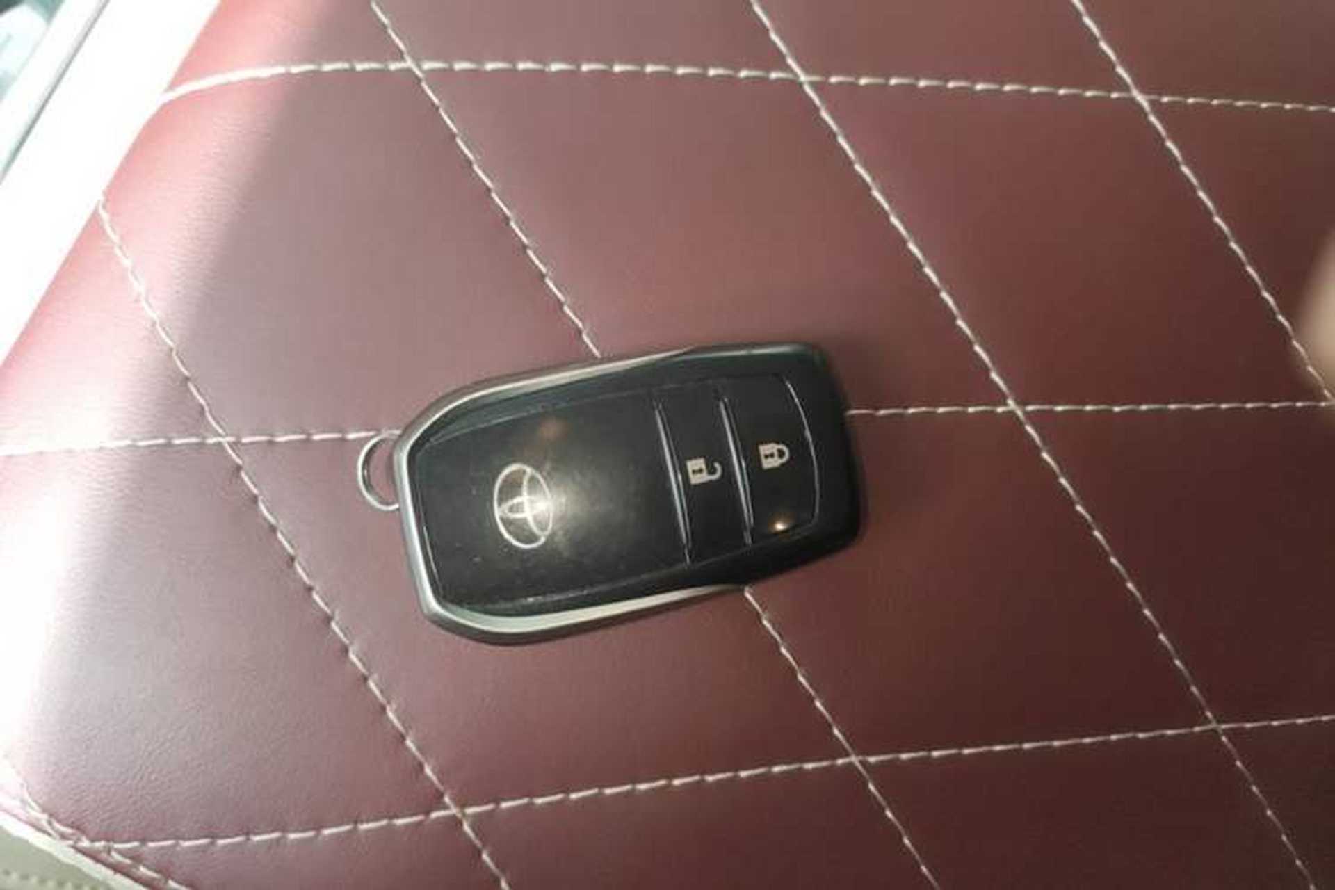 Used Toyota Land Cruiser 2019 4.0L 7-Seater Automatic Transmission Middle East Version Vehicle Key