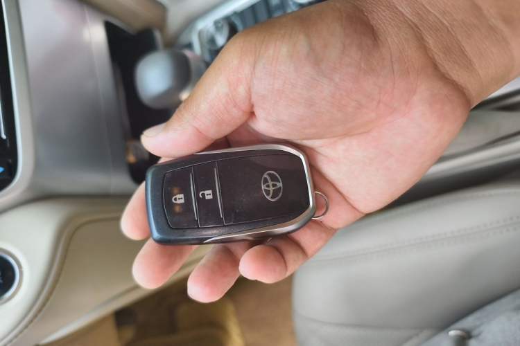 Used Toyota Land Cruiser 2019 4.0L Iron Wheels Refrigerator with Electric Base Basic Version—Middle East Vehicle Key