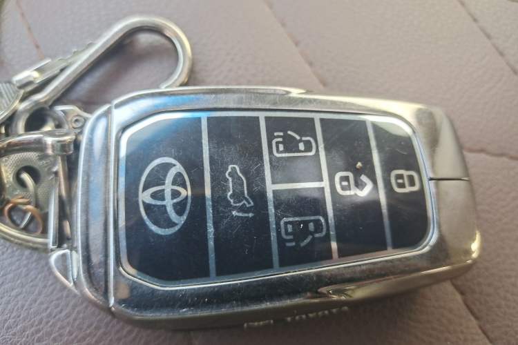 Used Toyota Land Cruiser 2019 4.0L GX-R GT Dual Fuel Sunroof Velvet Interior – Middle East Specification Vehicle Key