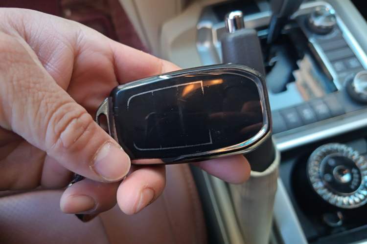Used Toyota Land Cruiser 2019 4.0L Iron Wheels Refrigerator with Electric Base Basic Version—Middle East Vehicle Key