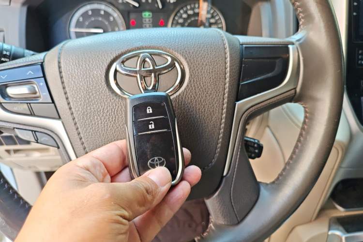 Used Toyota Land Cruiser 2019 4.0L 7-Seater Automatic Transmission Middle East Version Vehicle Key