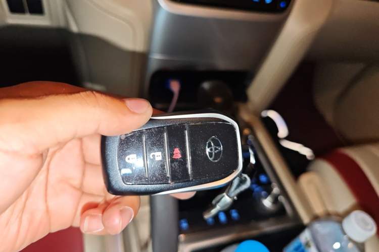 Used Toyota Land Cruiser 2019 4.0L 7-Seater Automatic Transmission Middle East Version Vehicle Key