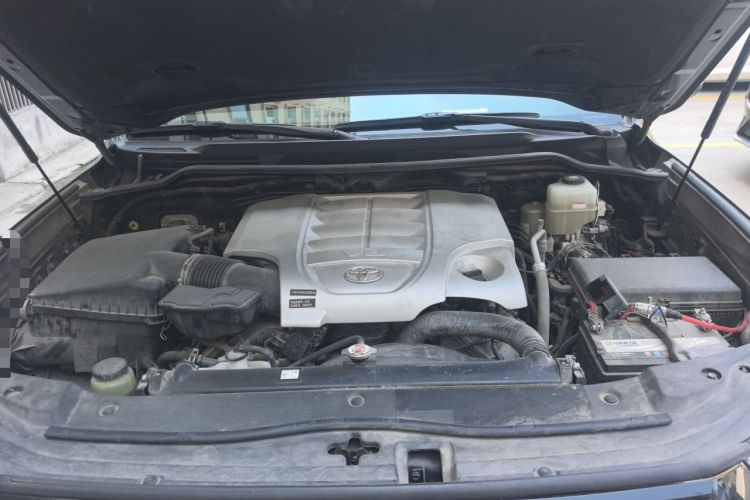 Used Toyota Land Cruiser  Engine Bay