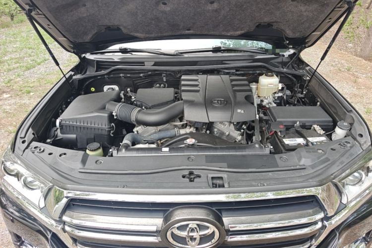 Used Toyota Land Cruiser  Engine Bay
