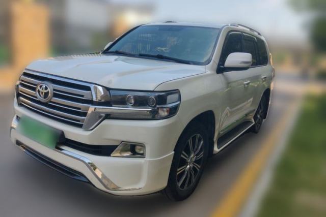 Used Toyota Land Cruiser 2019 model year, 4.0-liter Cruiser, 7-seater, with windows.