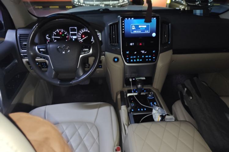 Used Toyota Land Cruiser 2020 5.7L VX-R Genuine Leather 8 Airbags Trailer Hitch Spare Tire Sunroof – Middle East Specifications Center Console