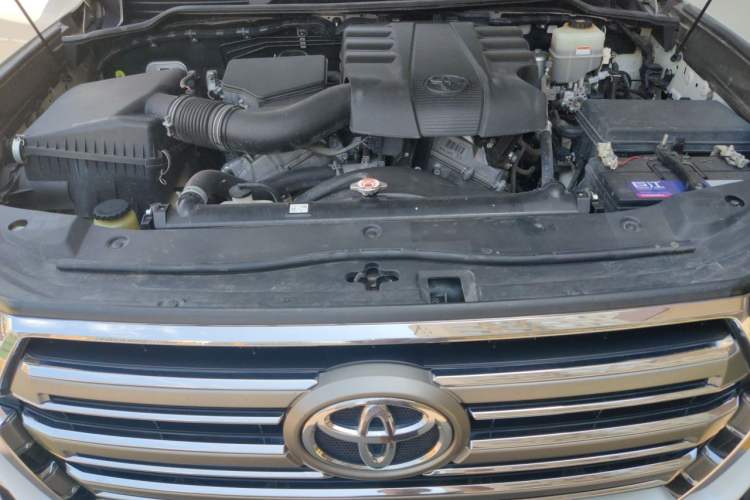 Used Toyota Land Cruiser  Engine Bay