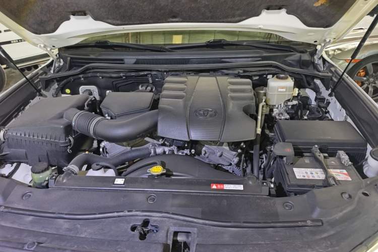 Used Toyota Land Cruiser  Engine Bay