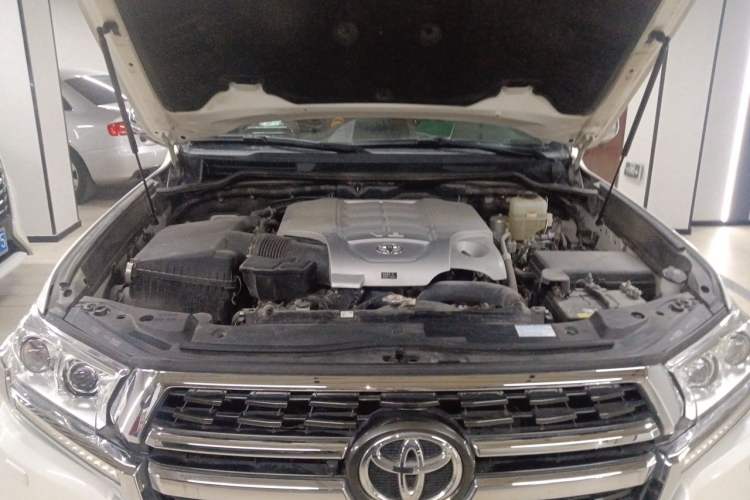 Used Toyota Land Cruiser  Engine Bay