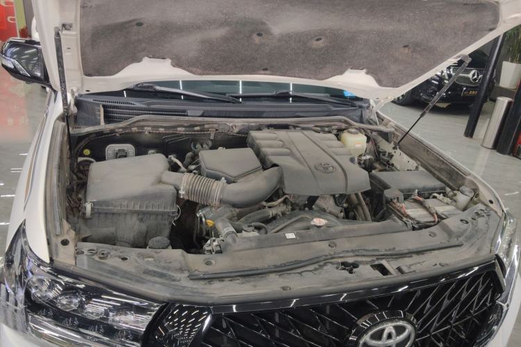 Used Toyota Land Cruiser 2020 4.0L GX-R 7-Seater Middle East Version Engine Bay