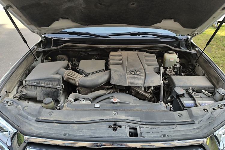 Used Toyota Land Cruiser  Engine Bay