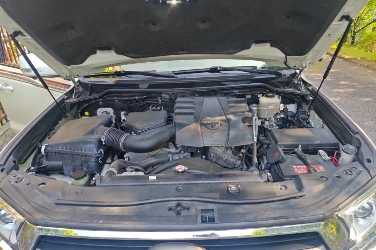 Used Toyota Land Cruiser  Engine Bay
