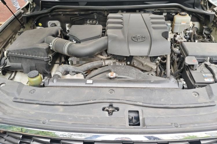 Used Toyota Land Cruiser  Engine Bay
